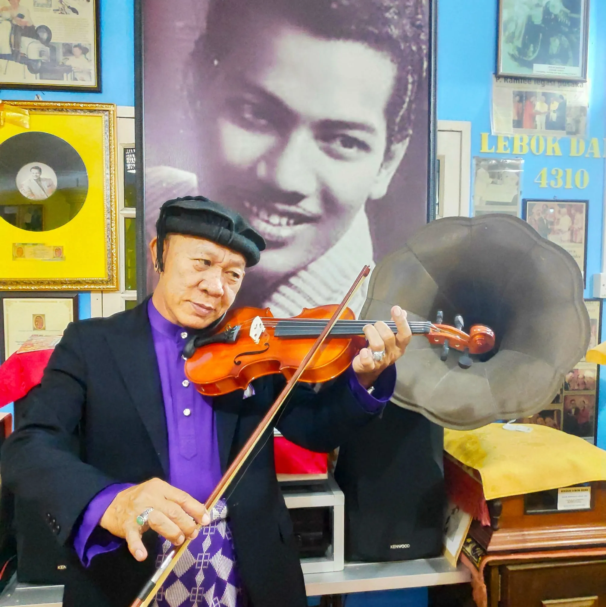 Abg Bollhasan bin Abg Alli bermain biola di Galeri Lebok Dana