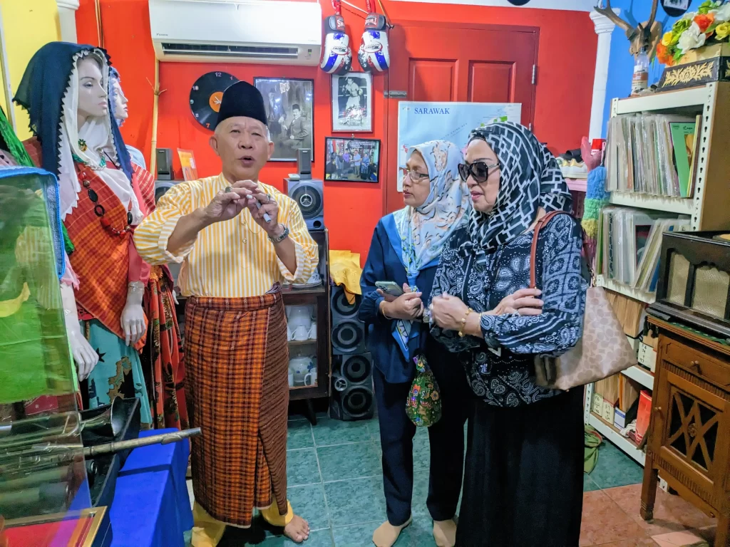 Suasana kunjungan Seniwati Dayang Sofia ke Galeri Lebok Dana pada Januari 2024